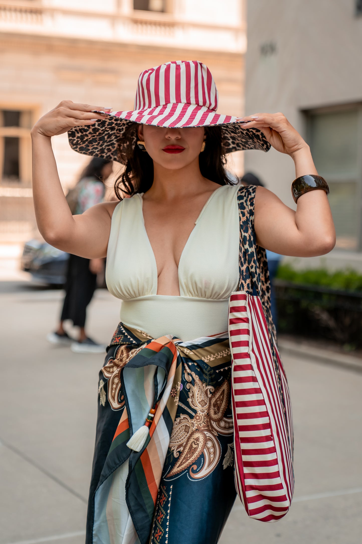 Leopardo in the City Hat